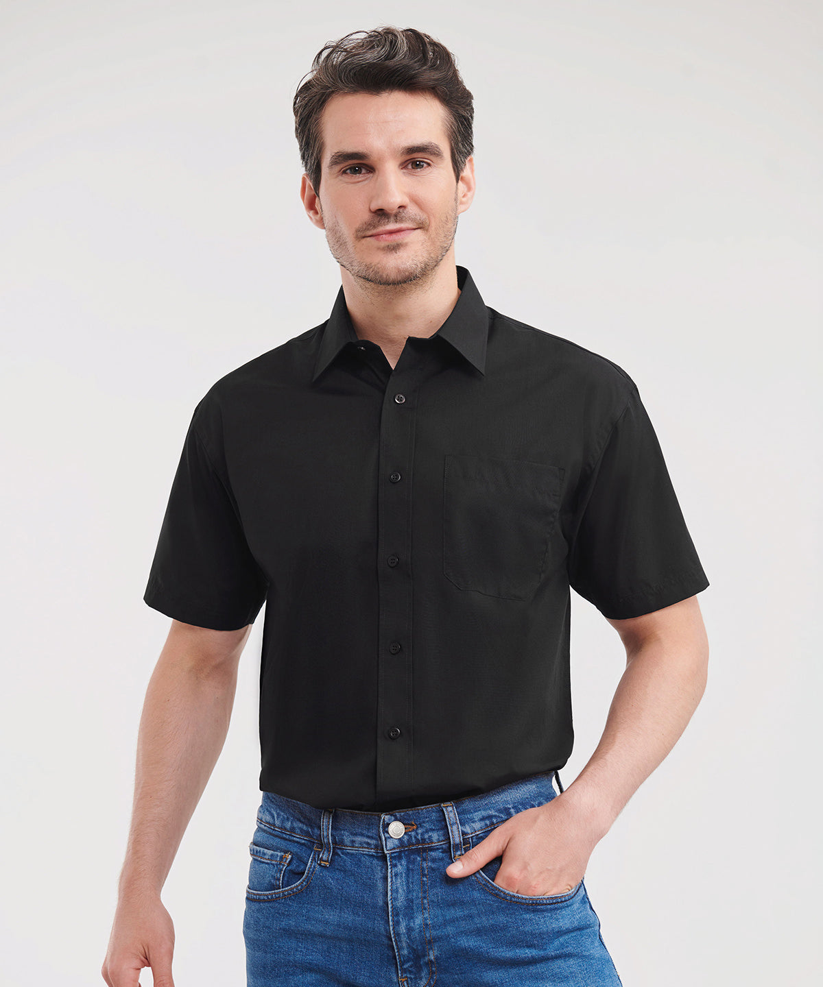 Tryck din logga på Skjortor från Russell Collection - Anpassa Kortärmad poplinskjorta i lättskött polycotton i färgen för företag, föreningar och privatpersoner