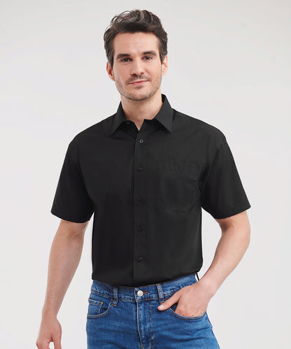 Tryck din logga på Skjortor från Russell Collection - Anpassa Kortärmad poplinskjorta i lättskött polycotton i färgen för företag, föreningar och privatpersoner