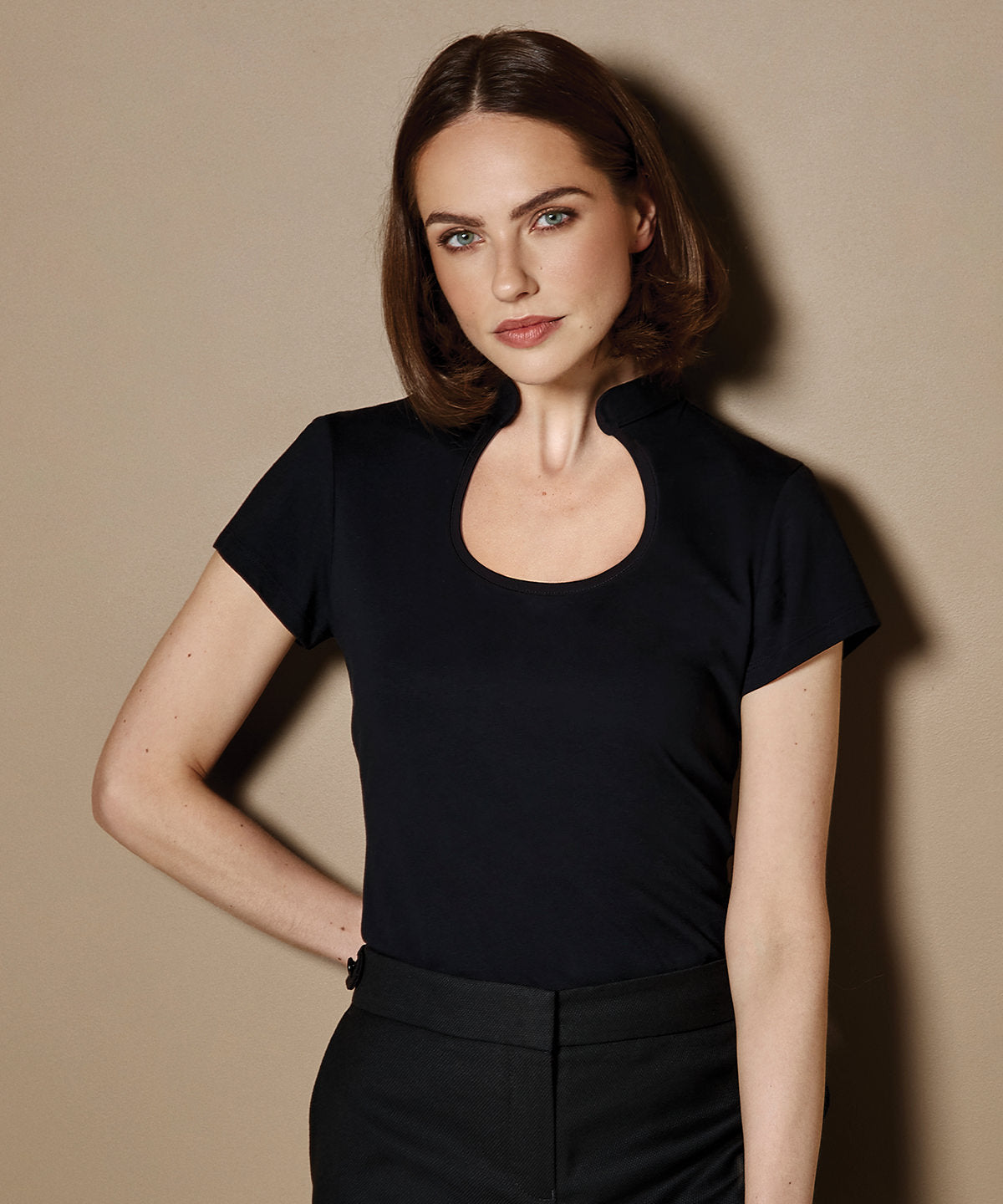 Tryck din logga på T-shirts från Kustom Kit - Anpassa Women's Keyhole Neck Top i färgen för företag, föreningar och privatpersoner