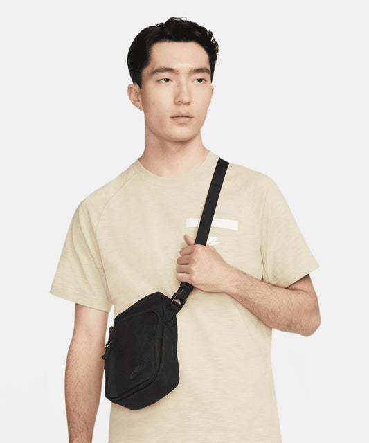 Tryck din logga på Väskor från Nike - Anpassa Nike Elemental premium crossbody-väska i färgen för företag, föreningar och privatpersoner
