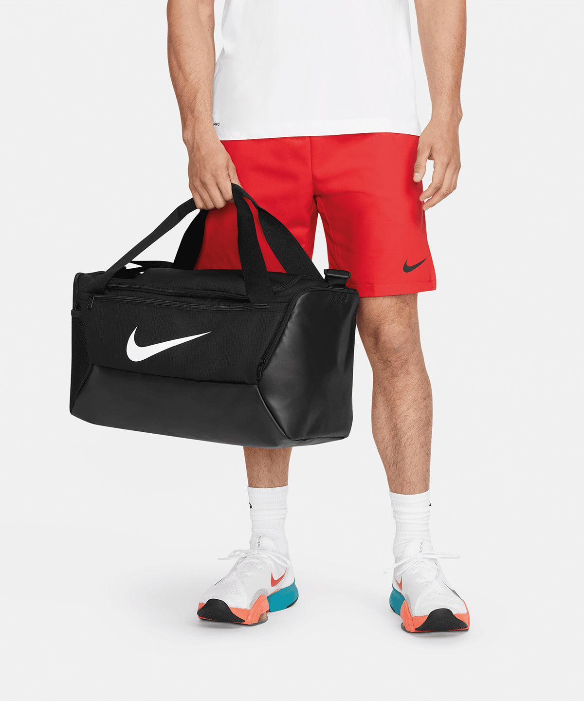 Tryck din logga på Väskor från Nike - Anpassa Nike Brasilia liten duffel 9,5 i färgen för företag, föreningar och privatpersoner