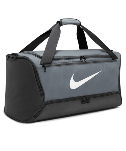 Tryck din logga på Väskor från Nike - Anpassa Nike Brasilia 9.5 träningsväska medium i färgen Mellangrå One Size för företag, föreningar och privatpersoner