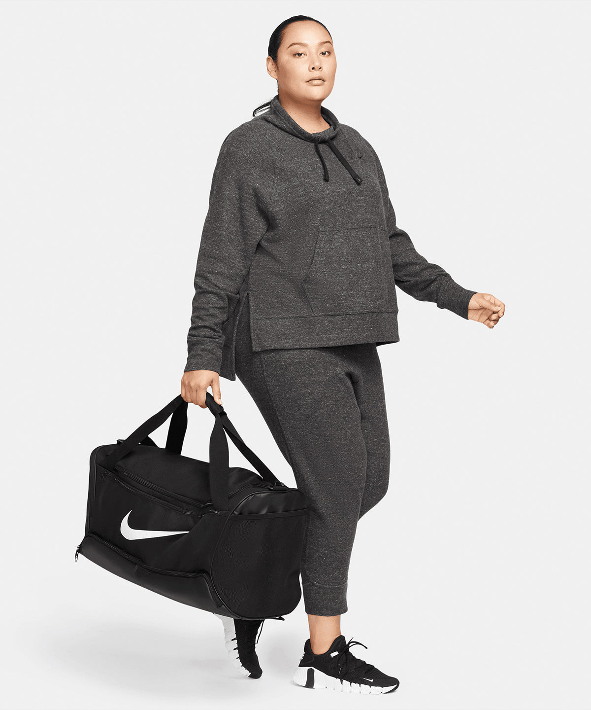 Tryck din logga på Väskor från Nike - Anpassa Nike Brasilia 9.5 träningsväska medium i färgen för företag, föreningar och privatpersoner