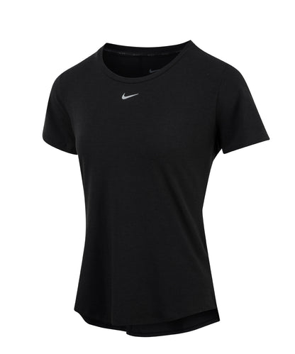 Tryck din logga på T-shirts från Nike - Anpassa Dam Nike One Luxe Dri-FIT kortärmad topp med standardpassform i färgen Svart för företag, föreningar och privatpersoner