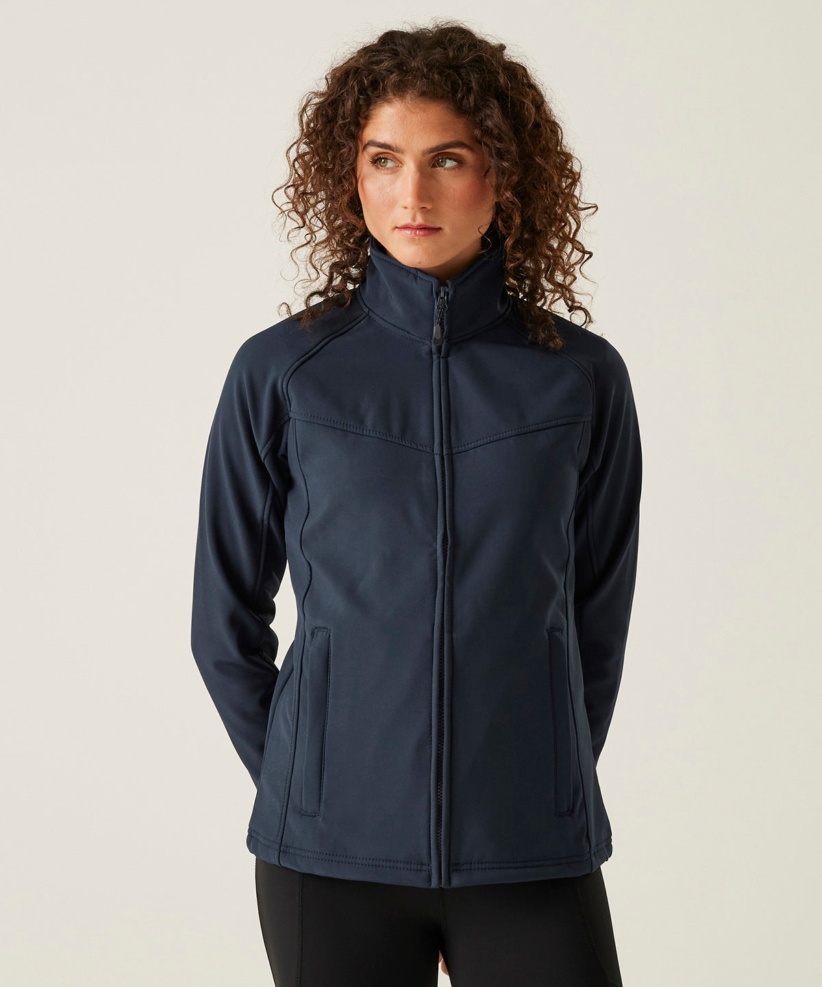 Tryck din logga på Softshelljackor från Regatta Professional - Anpassa Dam Uproar softshell i färgen för företag, föreningar och privatpersoner