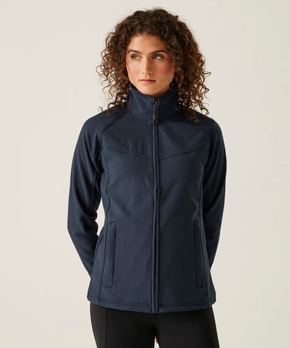 Tryck din logga på Softshelljackor från Regatta Professional - Anpassa Dam Uproar softshell i färgen för företag, föreningar och privatpersoner