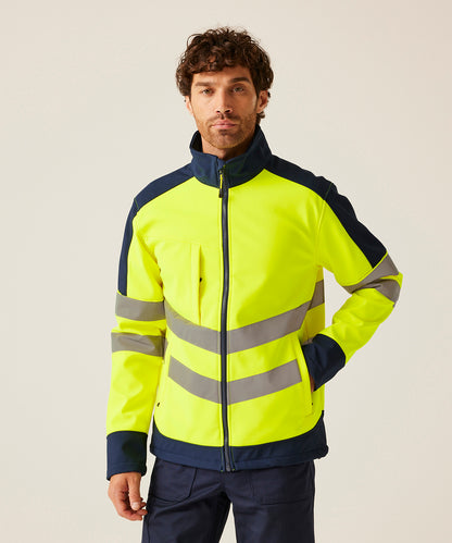 Tryck din logga på Softshelljackor från Regatta High Visibility - Anpassa High-vis pro softshell i färgen för företag, föreningar och privatpersoner