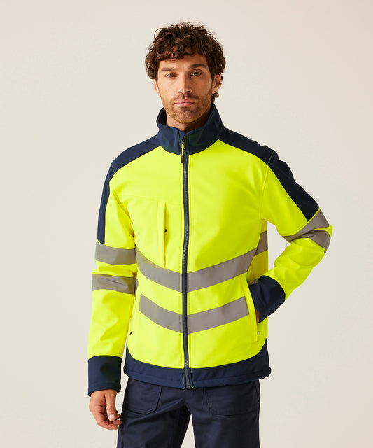 Tryck din logga på Softshelljackor från Regatta High Visibility - Anpassa High-vis pro softshell i färgen för företag, föreningar och privatpersoner