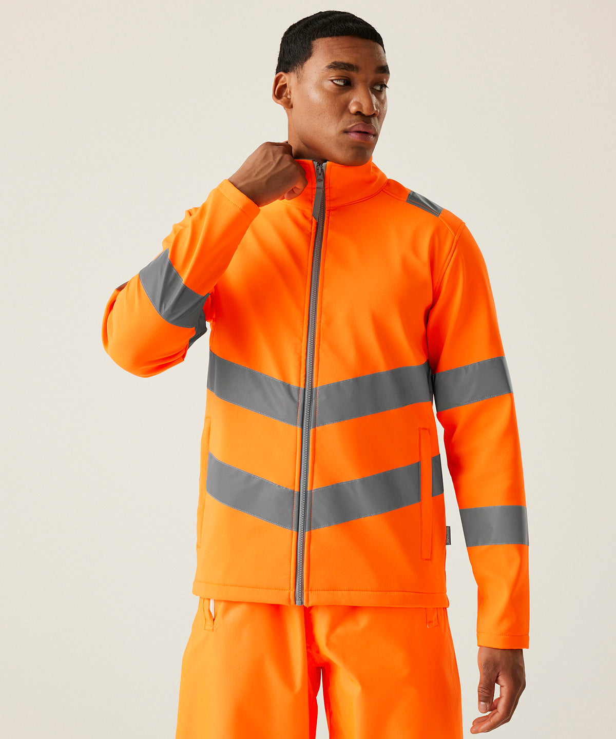 Tryck din logga på Softshelljackor från Regatta High Visibility - Anpassa Hi-vis Pro contract Ablaze 2-lagers softshell i färgen för företag, föreningar och privatpersoner
