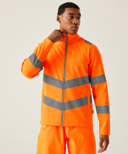 Tryck din logga på Softshelljackor från Regatta High Visibility - Anpassa Hi-vis Pro contract Ablaze 2-lagers softshell i färgen för företag, föreningar och privatpersoner