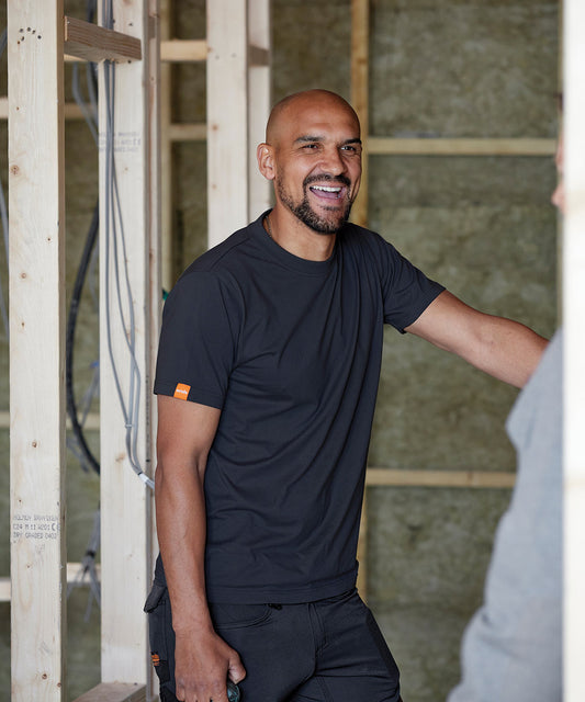 Tryck din logga på T-shirts från Scruffs - Anpassa Eco Worker T-shirt – Herr i färgen för företag, föreningar och privatpersoner