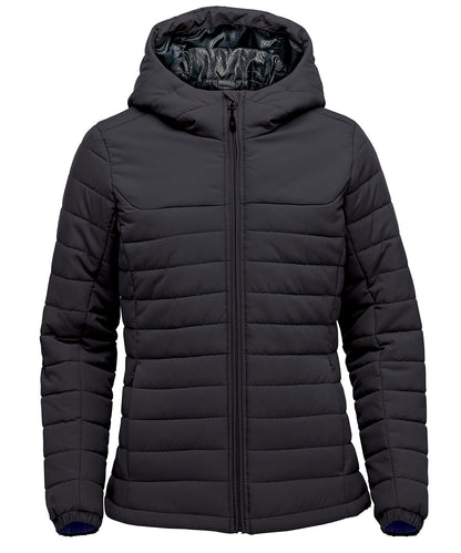 Tryck din logga på Jackor från Stormtech - Anpassa Dam Nautilus quiltad jacka med huva i färgen Svart för företag, föreningar och privatpersoner