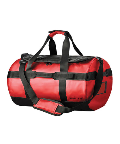 Tryck din logga på Väskor från Stormtech - Anpassa Nautilus vattentät 35 liters duffel i färgen Mellan röd One Size för företag, föreningar och privatpersoner