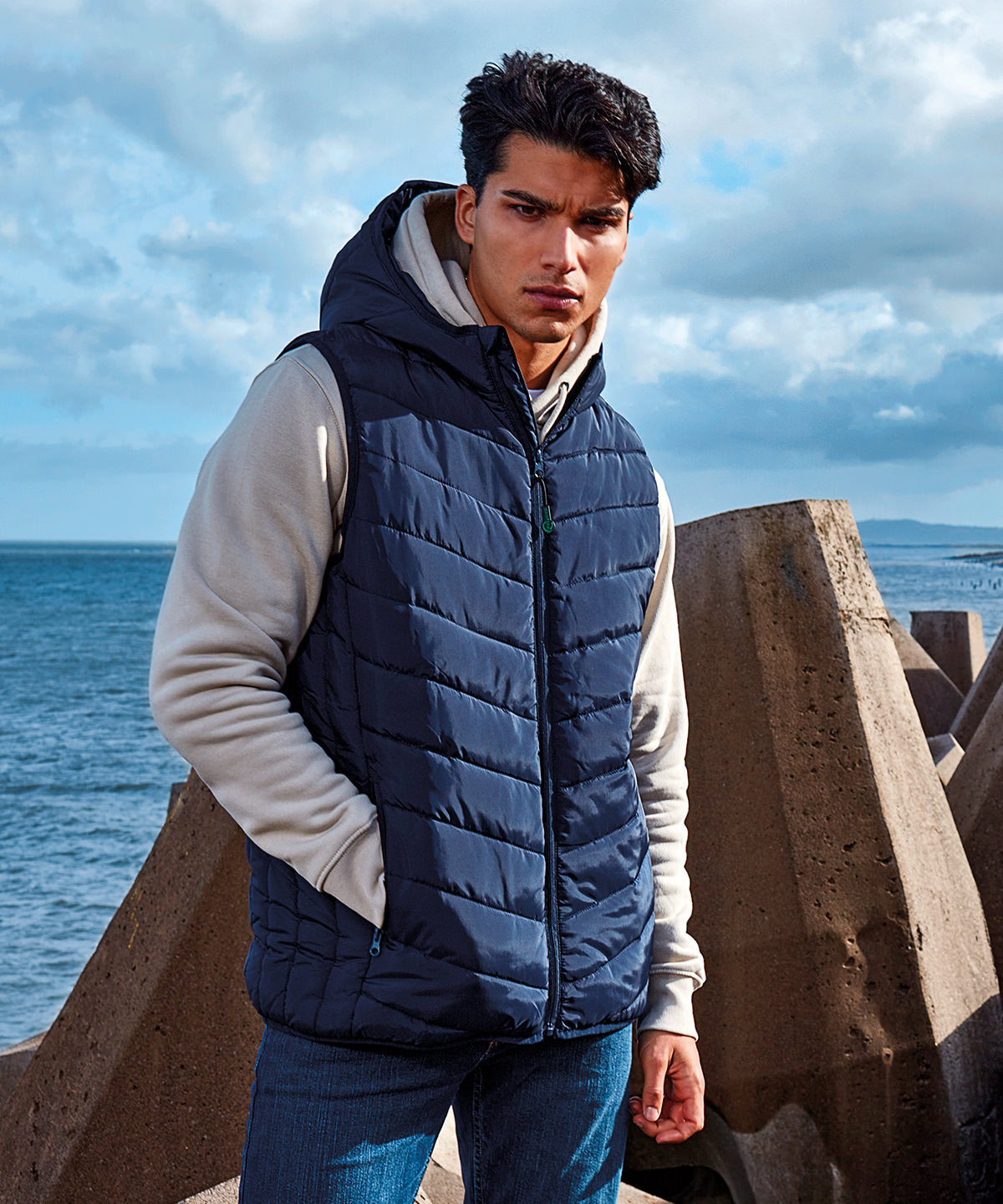 Tryck din logga på Termovästar från 2786 - Anpassa Taurus vadderad bodywarmer av återvunnet material i färgen för företag, föreningar och privatpersoner