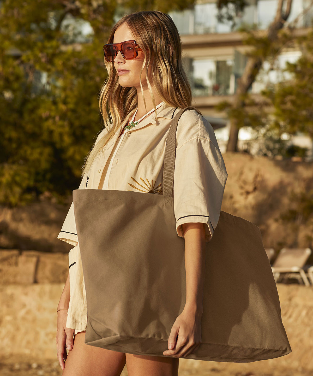 Tryck din logga på Väskor från Westford Mill - Anpassa Oversized Canvas Tote i färgen för företag, föreningar och privatpersoner