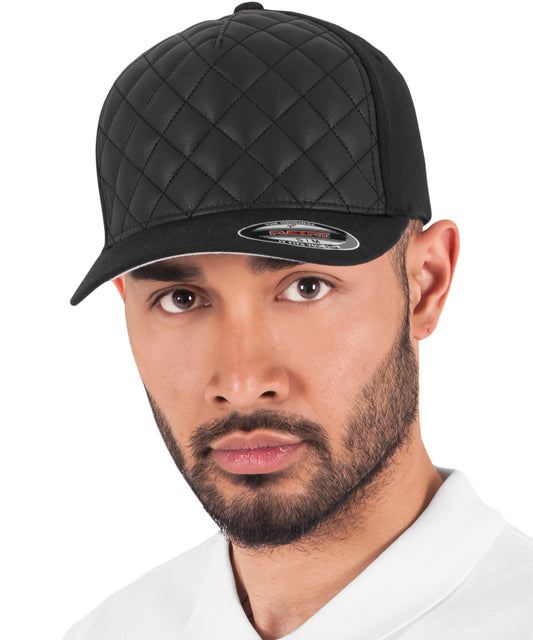 Tryck din logga på Kepsar från Flexfit by Yupoong - Anpassa Diamond quiltad Flexfit i färgen för företag, föreningar och privatpersoner