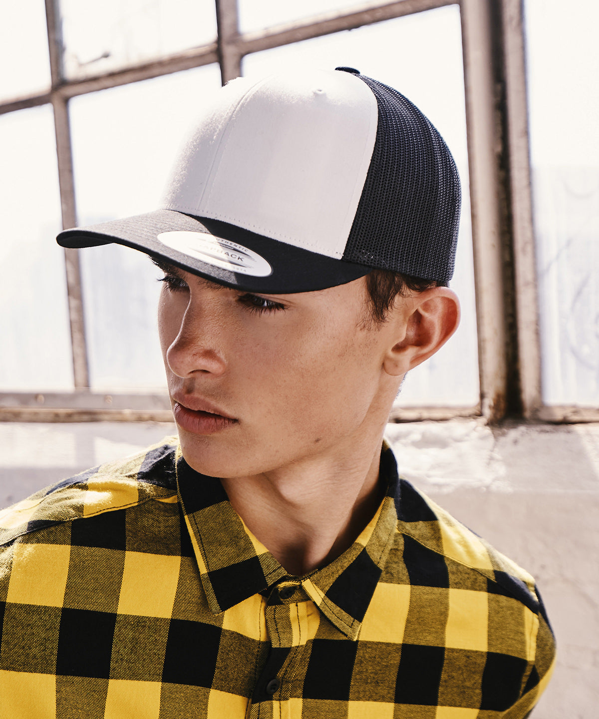 Tryck din logga på Kepsar från Flexfit by Yupoong - Anpassa Retro trucker med färgad framsida i färgen för företag, föreningar och privatpersoner