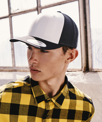 Tryck din logga på Kepsar från Flexfit by Yupoong - Anpassa Retro trucker med färgad framsida i färgen för företag, föreningar och privatpersoner