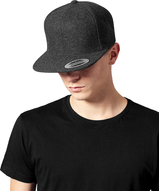 Tryck din logga på Kepsar från Flexfit by Yupoong - Anpassa Snapback i meltonull i färgen för företag, föreningar och privatpersoner