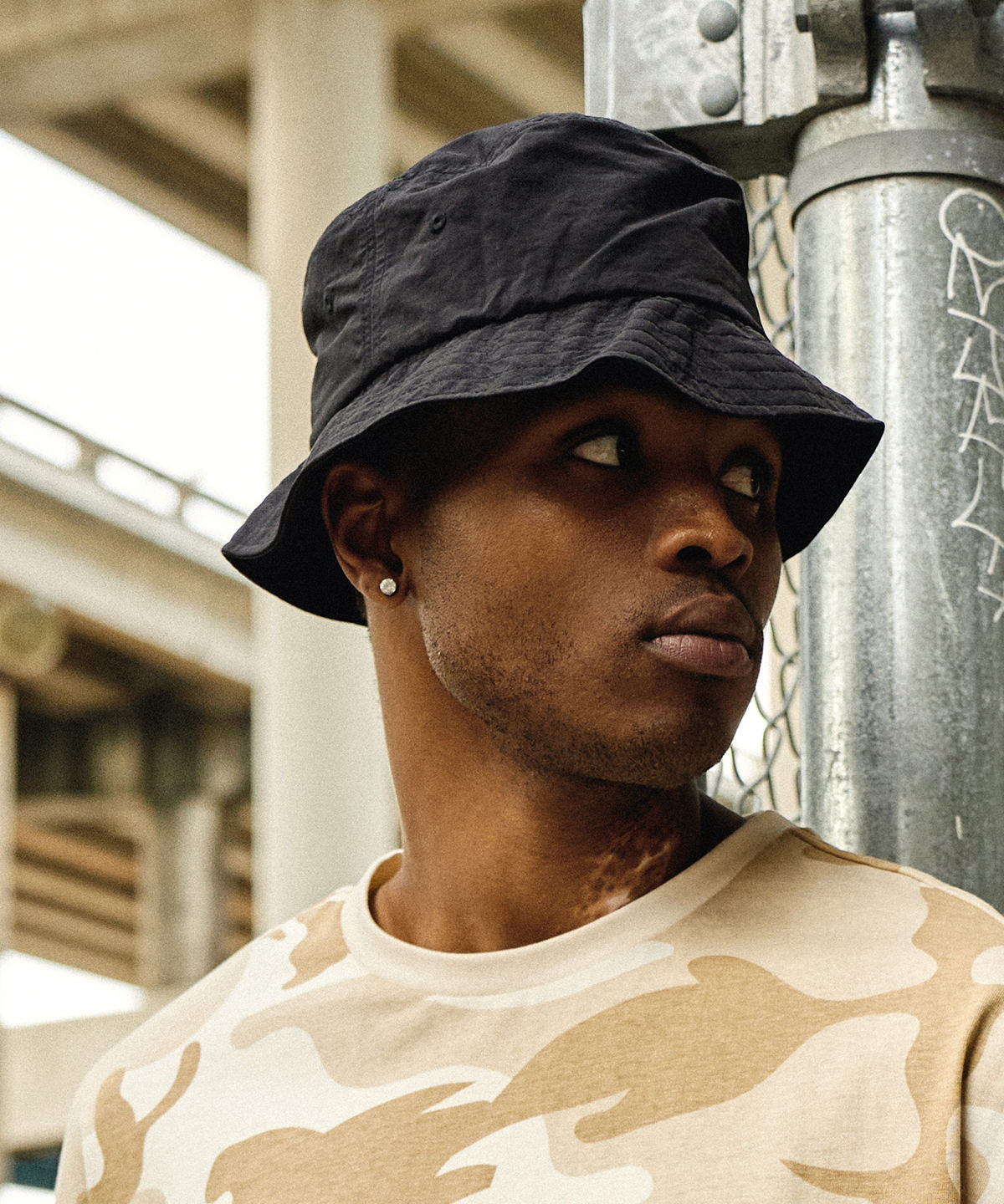 Tryck din logga på Hattar från Flexfit by Yupoong - Anpassa Vattenavvisande bucket hat i färgen för företag, föreningar och privatpersoner