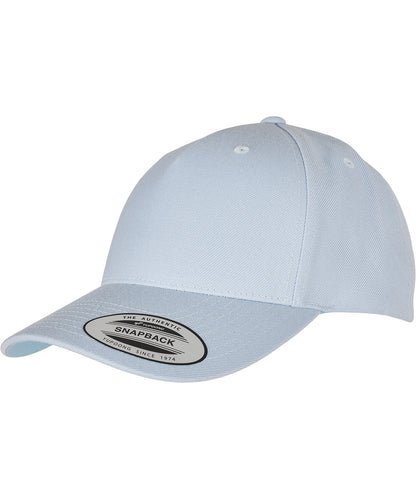 Tryck din logga på Kepsar från Flexfit by Yupoong - Anpassa YP Klassisk 5-panel premium snapback keps med böjd visir i färgen Ljusblå One Size för företag, föreningar och privatpersoner