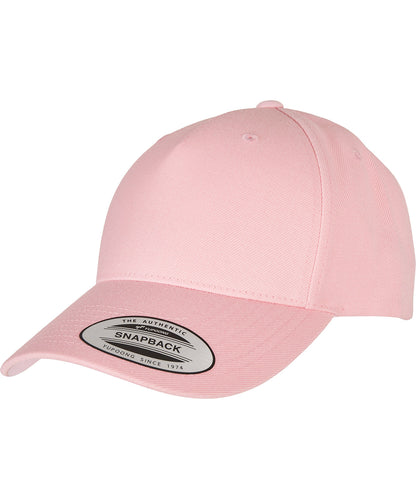 Tryck din logga på Kepsar från Flexfit by Yupoong - Anpassa YP Klassisk 5-panel premium snapback keps med böjd visir i färgen Ljusrosa One Size för företag, föreningar och privatpersoner