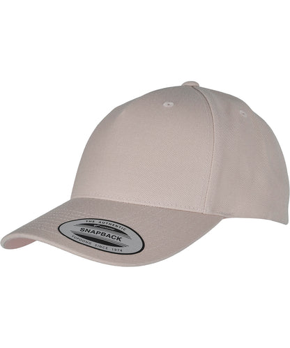 Tryck din logga på Kepsar från Flexfit by Yupoong - Anpassa YP Klassisk 5-panel premium snapback keps med böjd visir i färgen Naturligt One Size för företag, föreningar och privatpersoner