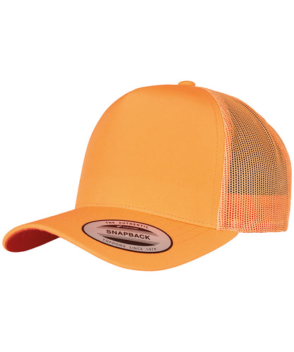 Tryck din logga på Kepsar från Flexfit by Yupoong - Anpassa Neon retro trucker i färgen för företag, föreningar och privatpersoner