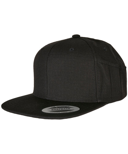 Tryck din logga på Kepsar från Flexfit by Yupoong - Anpassa Snapback-keps med pennhållare i färgen Svart One Size för företag, föreningar och privatpersoner