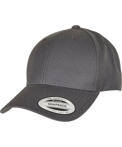 Tryck din logga på Kepsar från Flexfit by Yupoong - Anpassa Flexfit YP - Premium snapback-keps med böjd visir i färgen Mörkgrå One Size för företag, föreningar och privatpersoner