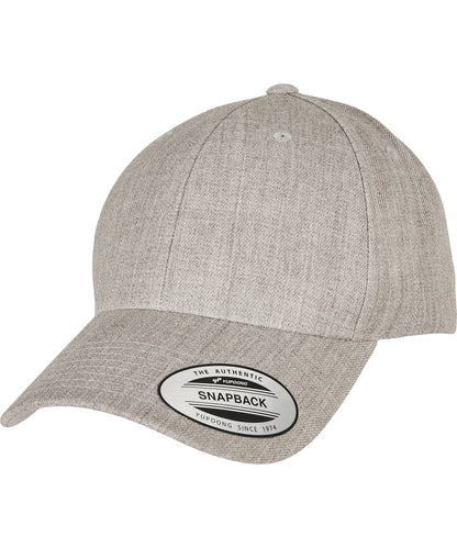 Tryck din logga på Kepsar från Flexfit by Yupoong - Anpassa Flexfit YP - Premium snapback-keps med böjd visir i färgen Ljunggrå One Size för företag, föreningar och privatpersoner