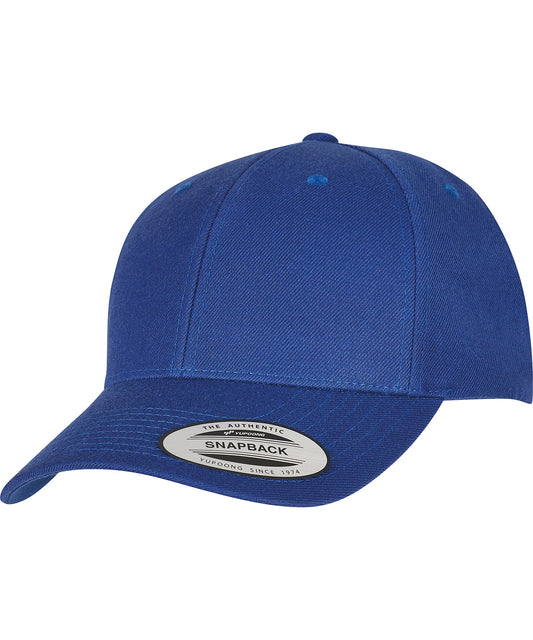 Tryck din logga på Kepsar från Flexfit by Yupoong - Anpassa Flexfit YP - Premium snapback-keps med böjd visir i färgen för företag, föreningar och privatpersoner