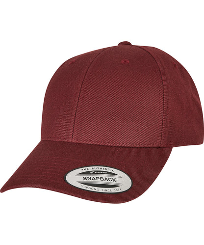 Tryck din logga på Kepsar från Flexfit by Yupoong - Anpassa Flexfit YP - Premium snapback-keps med böjd visir i färgen Mörkröd One Size för företag, föreningar och privatpersoner
