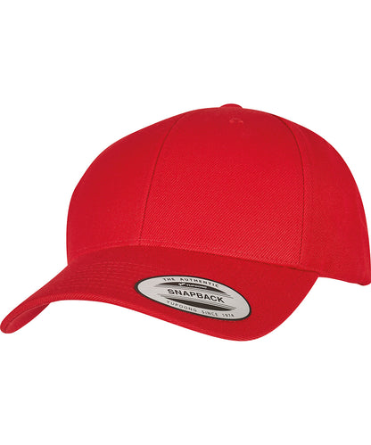 Tryck din logga på Kepsar från Flexfit by Yupoong - Anpassa Flexfit YP - Premium snapback-keps med böjd visir i färgen Mellan röd One Size för företag, föreningar och privatpersoner