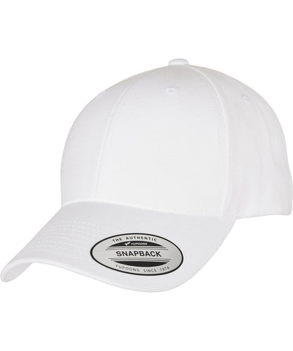 Tryck din logga på Kepsar från Flexfit by Yupoong - Anpassa Flexfit YP - Premium snapback-keps med böjd visir i färgen Vit One Size för företag, föreningar och privatpersoner