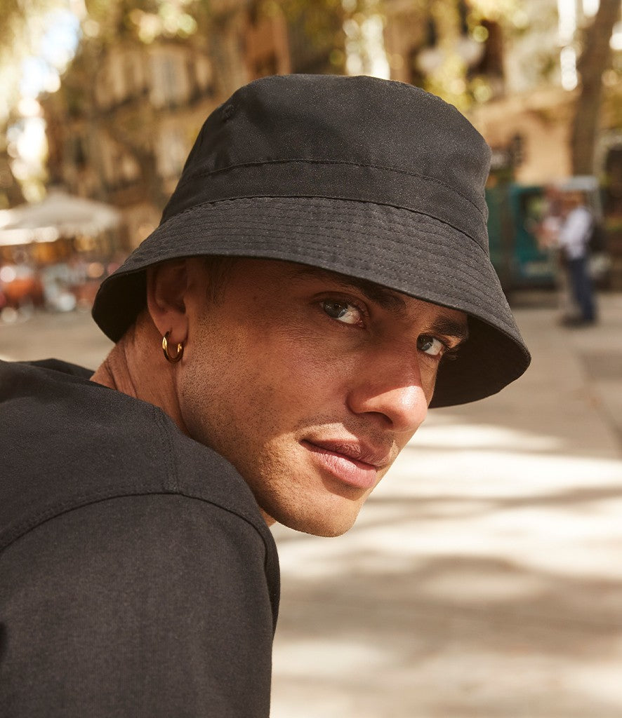 Tryck din logga på från Impala Print Shop - Anpassa BEECHFIELD Beechfield Recycled Polyester Bucket Hat B84R i färgen för företag, föreningar och privatpersoner